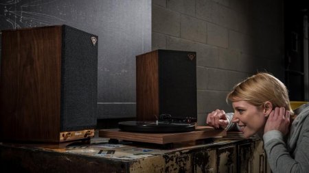 Description image for Klipsch THESIXESW Sixes 2-Way Powered Bookshelf Loudspeakers (Pair) WALNUT