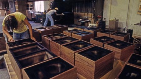 Description image for Klipsch Heresy III Floor Standing Speakers WALNUT (Single Speaker) - Scratch'n Dent