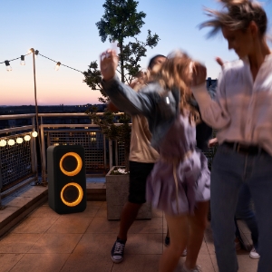 GIG XXL - Grupo de amigos bailando en el patio